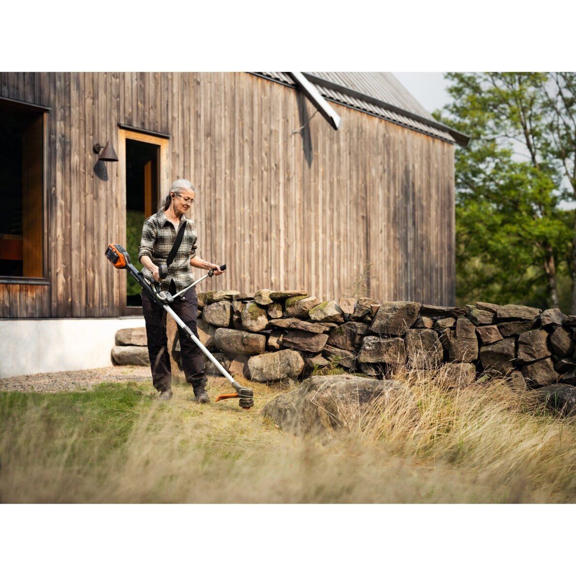 Husqvarna 220iR žoliapjovė su akumuliatoriumi ir įkrovikliu 1 Husqvarna 220iR žoliapjovė su akumuliatoriumi ir įkrovikliu 1