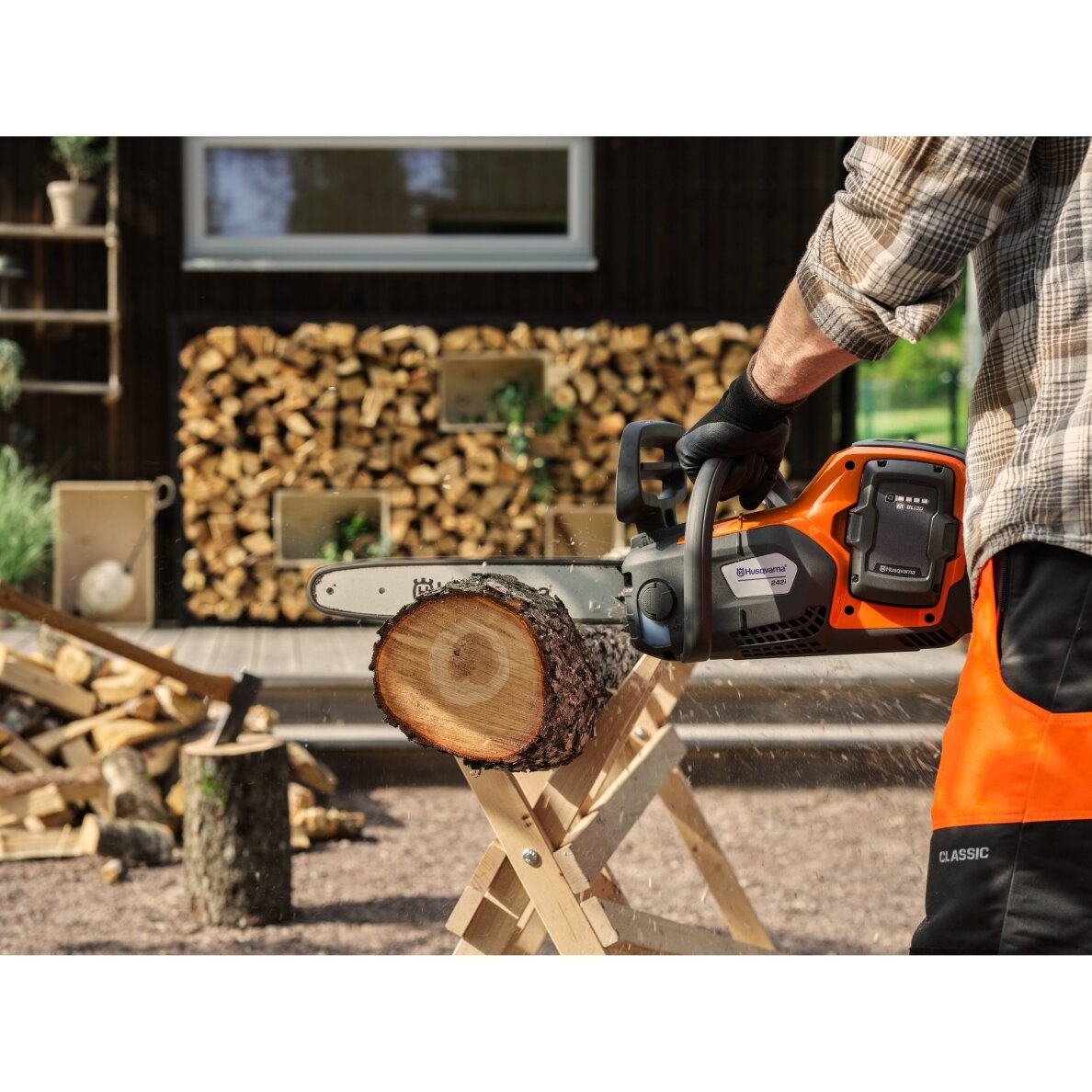 Pjūklas Husqvarna 242i su akumulaitoriumi ir įkrovikliu 3 Pjūklas Husqvarna 242i su akumulaitoriumi ir įkrovikliu 3