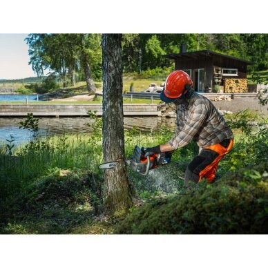 Pjūklas Husqvarna 242i su akumulaitoriumi ir įkrovikliu 4 Pjūklas Husqvarna 242i su akumulaitoriumi ir įkrovikliu 4